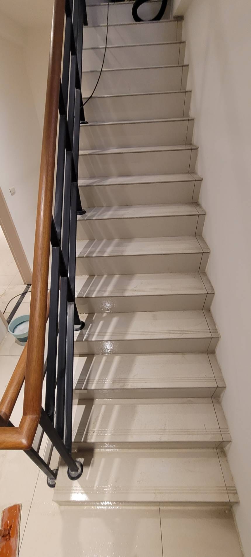 【新竹空屋清潔】地板樓梯（清洗）處理前後對比